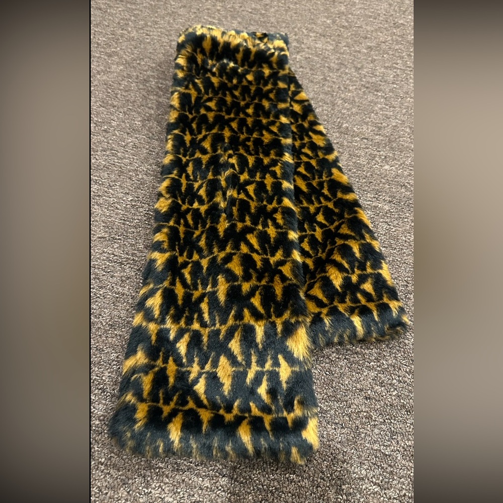 Like NEW! Gorgeous MICHAEL Michael Kors Black and Gold Scarf! Faux Fur! - Picture 5 of 5